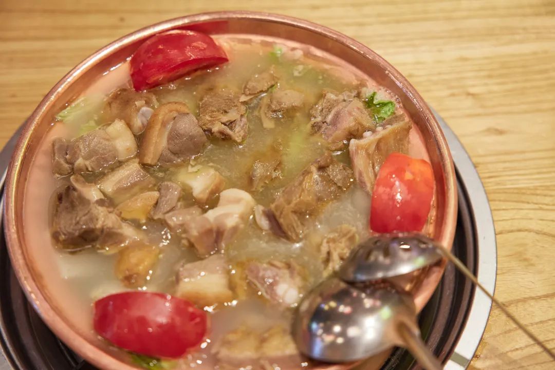 麗江旅游公司，麗江展覽設計公司：冬天來麗江，必嘗的臘排骨火鍋！